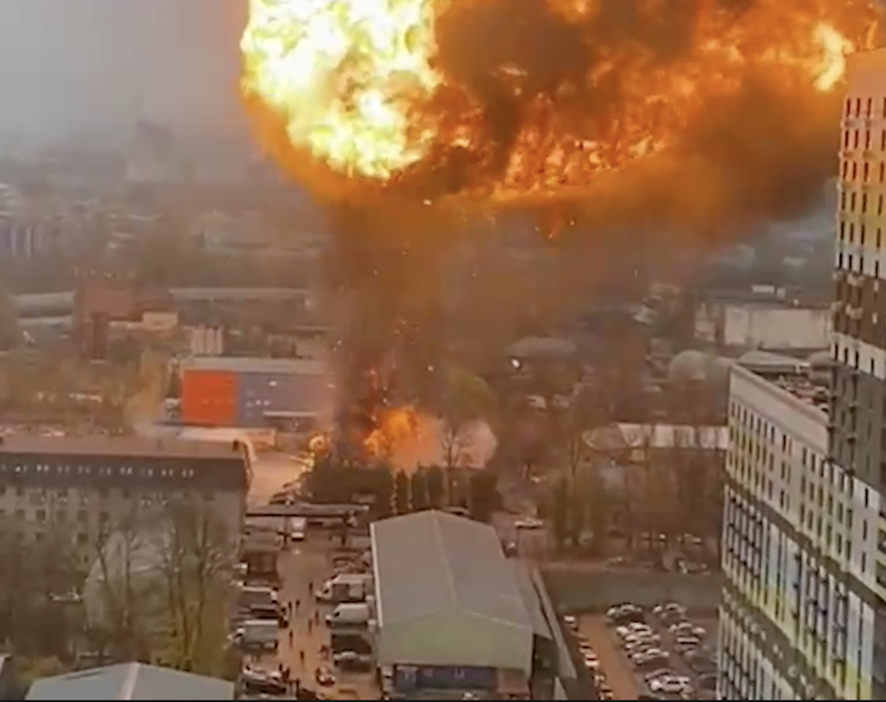 На юге Москвы горит газозаправочная станция