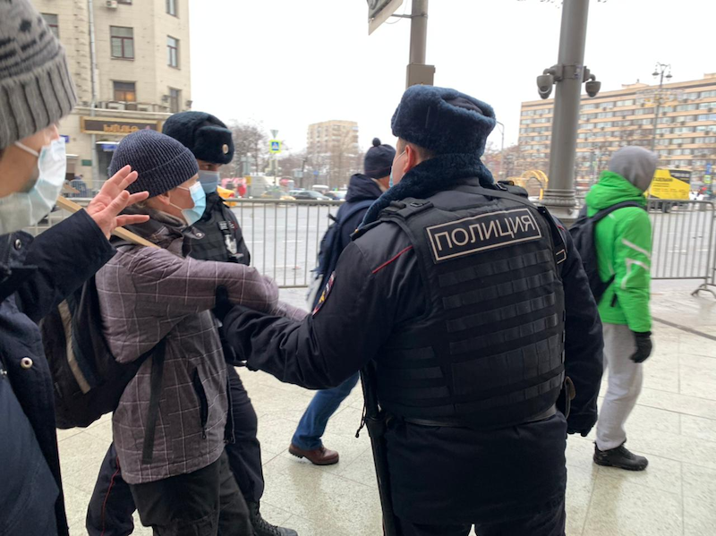 На Пушкинской площади начались задержания