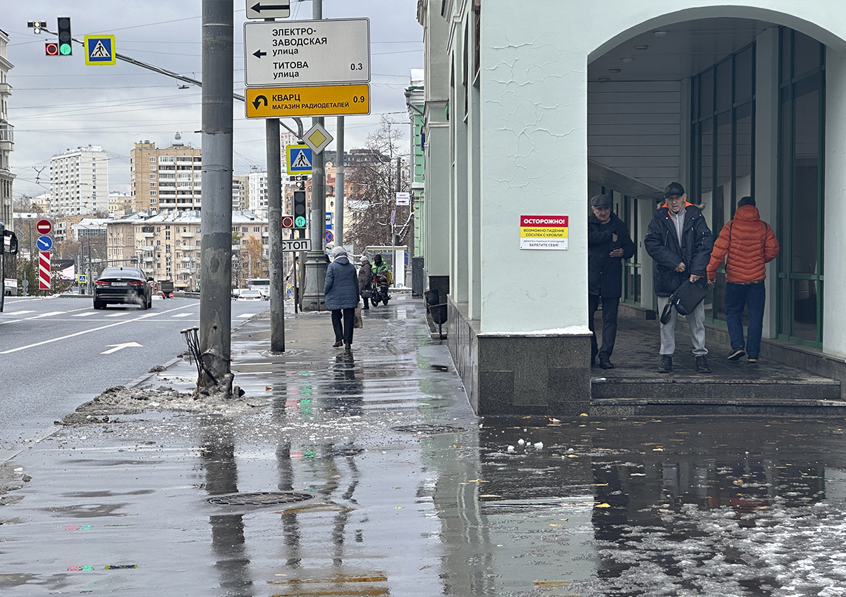 На востоке Москвы на пенсионерку с крыши здания упала наледь