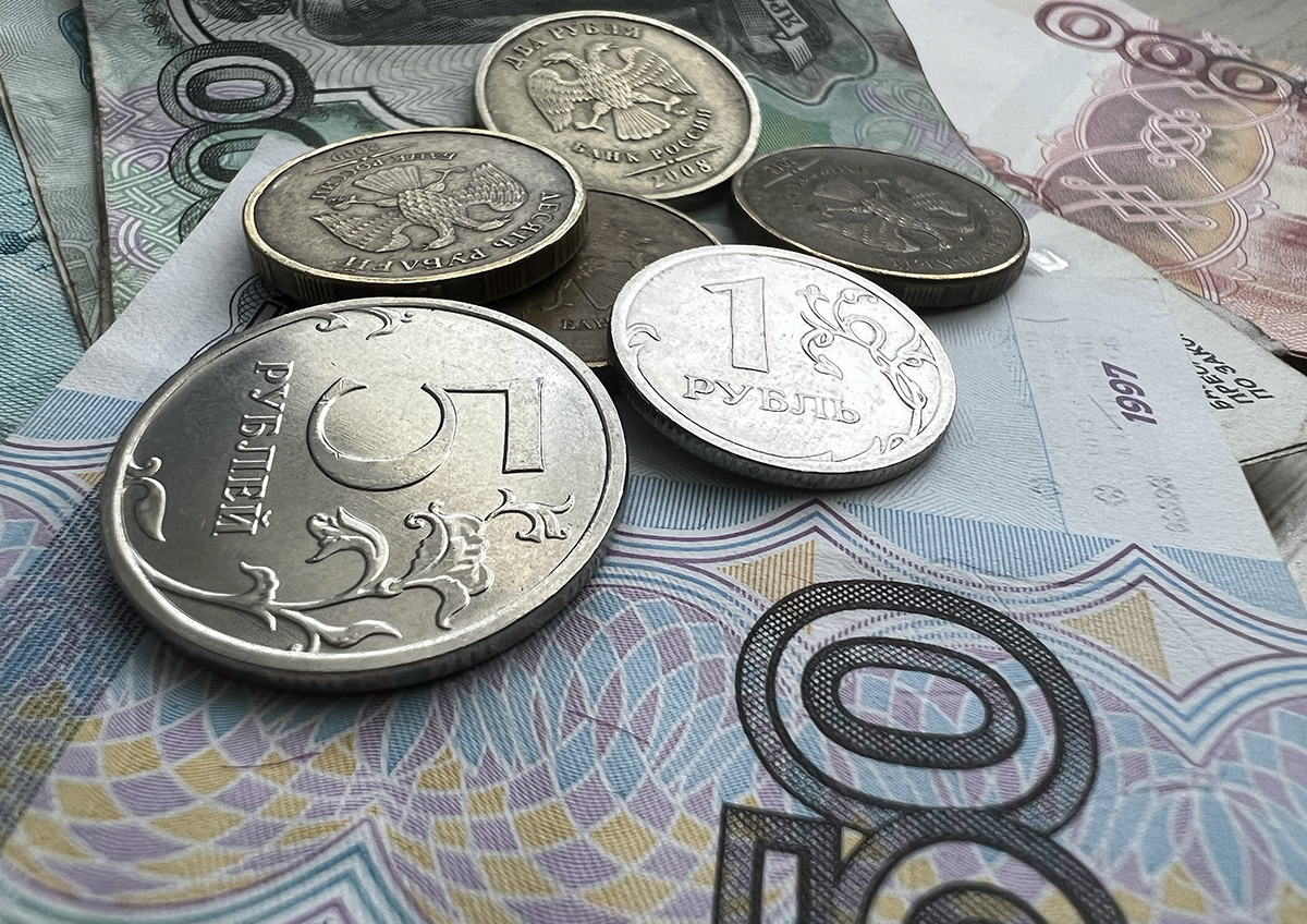 Финансовые аналитики оценили риски резкого обесценивания рубля