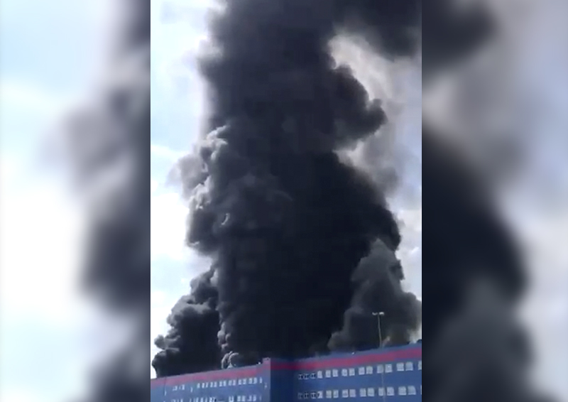 Пожар на складе OZON тушат два вертолета и 30 единиц спецтехники