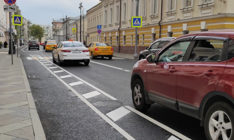 В Москве на Большой Ордынке велосипедисты рискуют врезаться в открытую дверь автомобиля