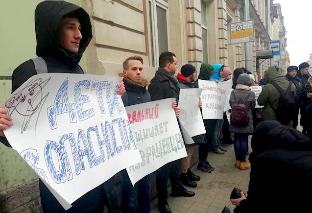 Возле штаба Навального проходит митинг против педофилов и их защитников