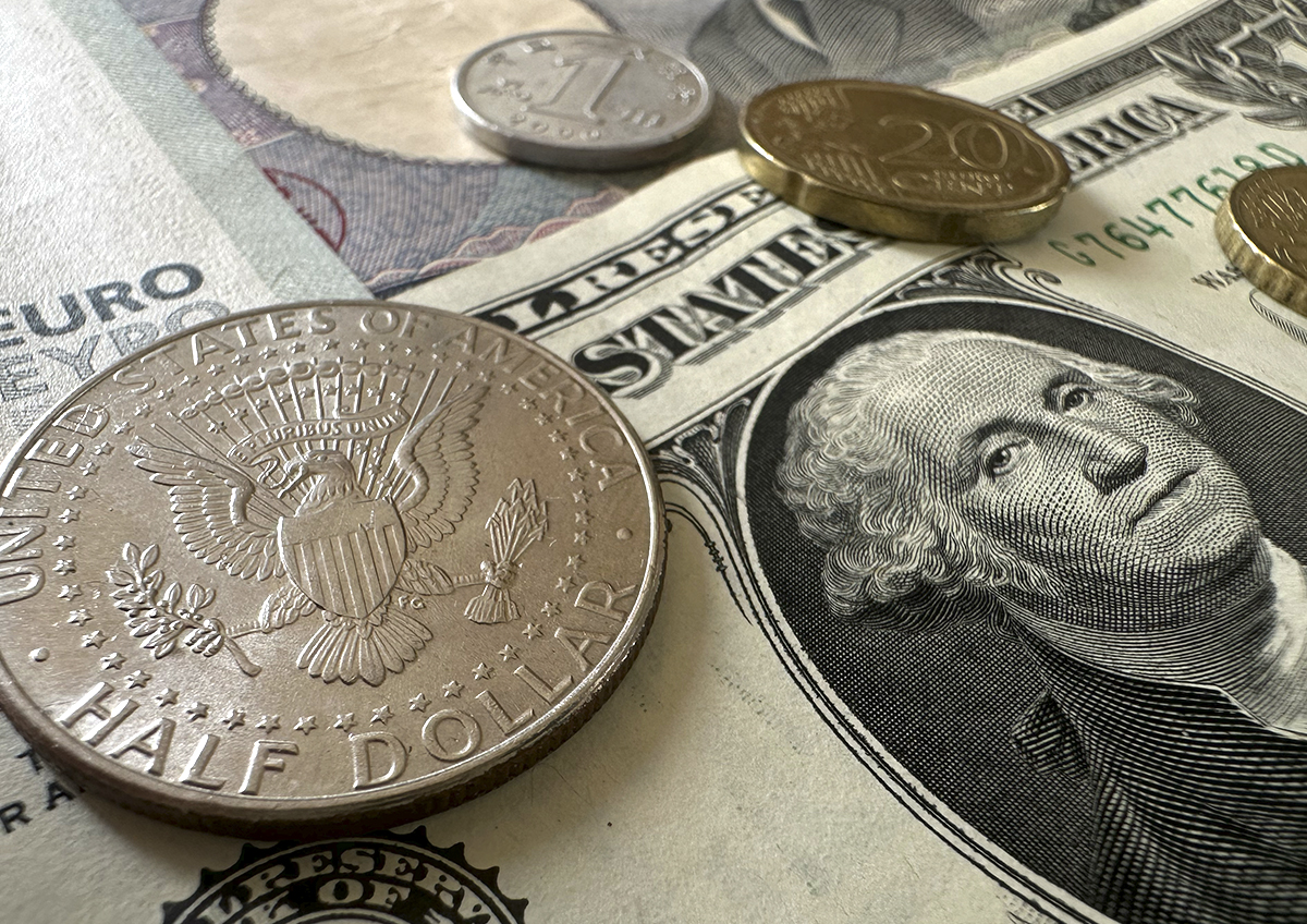 Экономист Фролова назвала валюту, способную потеснить вклады в долларах и евро