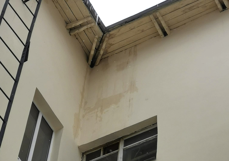 Жители района Лефортово пожаловались на протекающие крыши