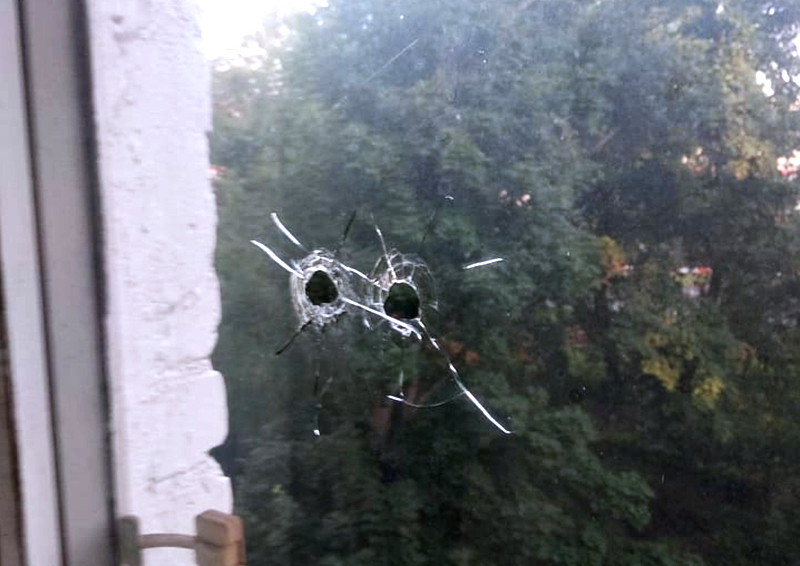 Жители сносимых домов в Кунцеве обнаружили в окнах дырки, похожие на следы от пуль