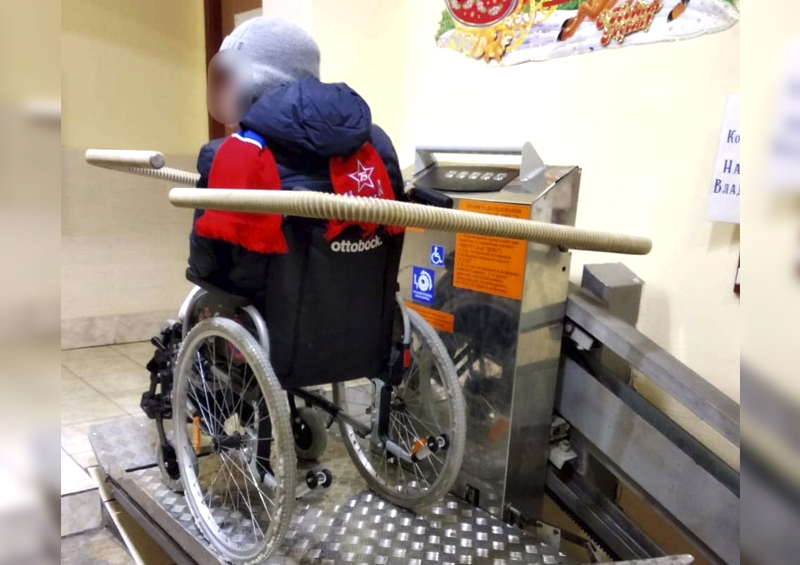 Маломобильный житель Перова в канун Нового года застрял на коляске в подъезде