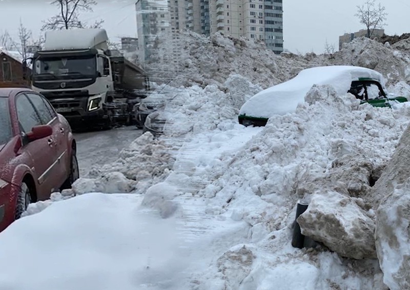 В Новых Черёмушках устроили снежную свалку на месте бесплатной парковки