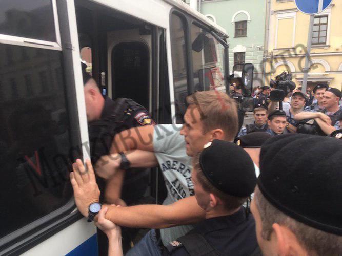 Алексей Навальный задержан на марше в поддержку Ивана Голунова