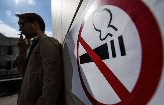 Антитабачный закон в действии: в 2016 году оштрафованы свыше 12,5 тысяч курильщиков