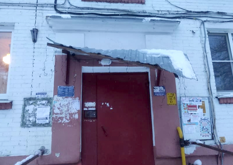 Жители дома в подмосковном Лыткарино просят отремонтировать козырек, пока не случилось трагедии