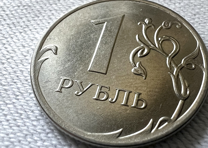 Финансовые аналитики рассказали, когда рубль может настигнуть следующая фаза ослабления