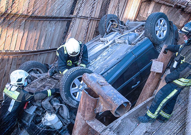 В Москве автомобиль упал в котлован, водитель погиб