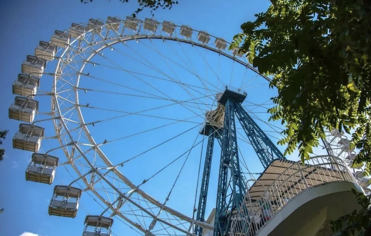 В Измайловском парке посетители застряли на колесе обозрения
