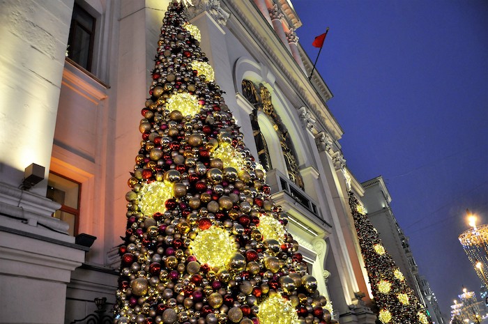 Здание мэрии Москвы украсили в Новый год