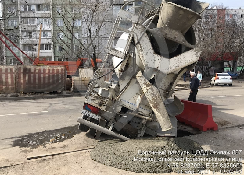 На востоке Москвы грунт провалился из-за наезда грузовика на люк 
