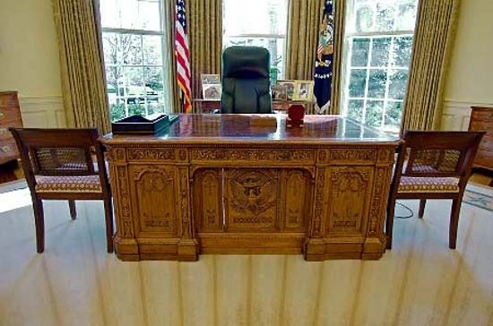 СМИ: Дональд Трамп не сможет работать в Овальном кабинете в течение года