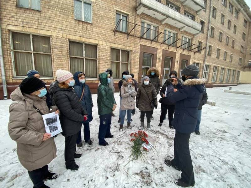 Москвичи устроили церемонию прощания с уничтоженными деревьями рядом с гостиницей «Останкино»