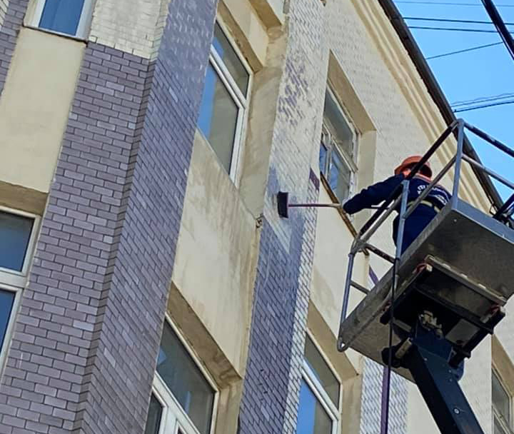 Работа над ошибками: рабочие приводят в первозданный вид ранее закрашенную плитку здания в Таганском районе