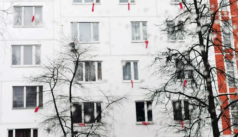 Москвичи повесили на окна красные ленты
