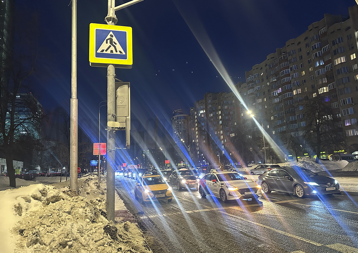 Движение на юго-западе Москвы парализовали сломанный светофор и беспилотное авто