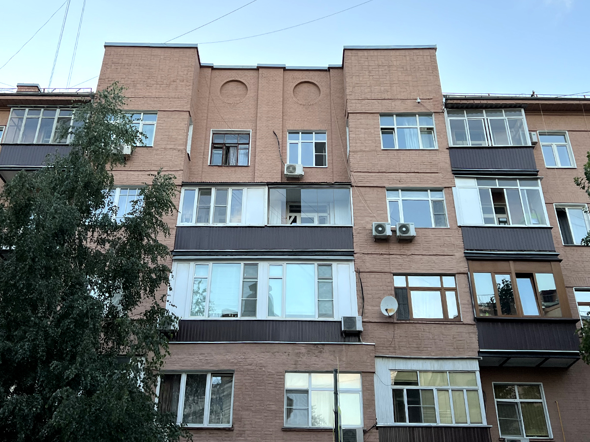Россиянам посоветовали не хранить банки на балконах Россиянам посоветовали не хранить банки на балконах