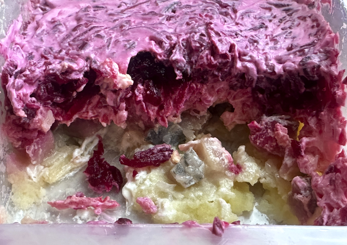 Диетолог Соломатина перечислила наиболее опасные продукты в новогодних салатах