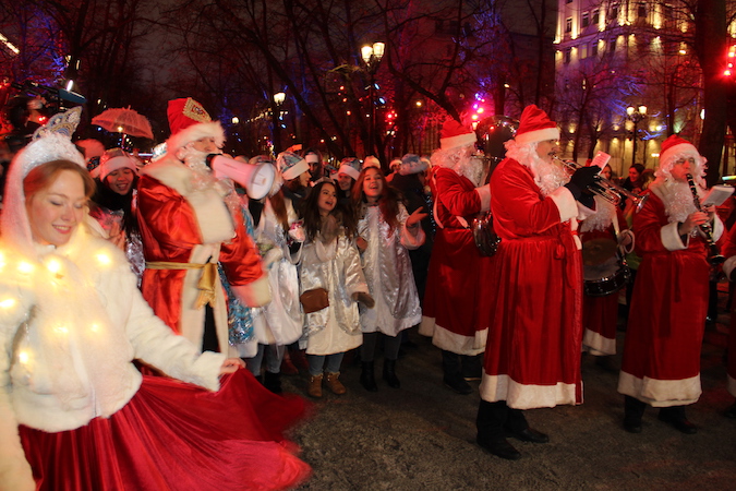 В Москве прошел парад Снегурочек 