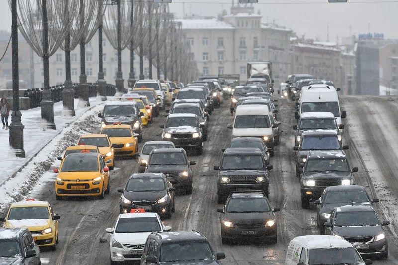Дептранс сообщил, на каких московских дорогах затруднено движение