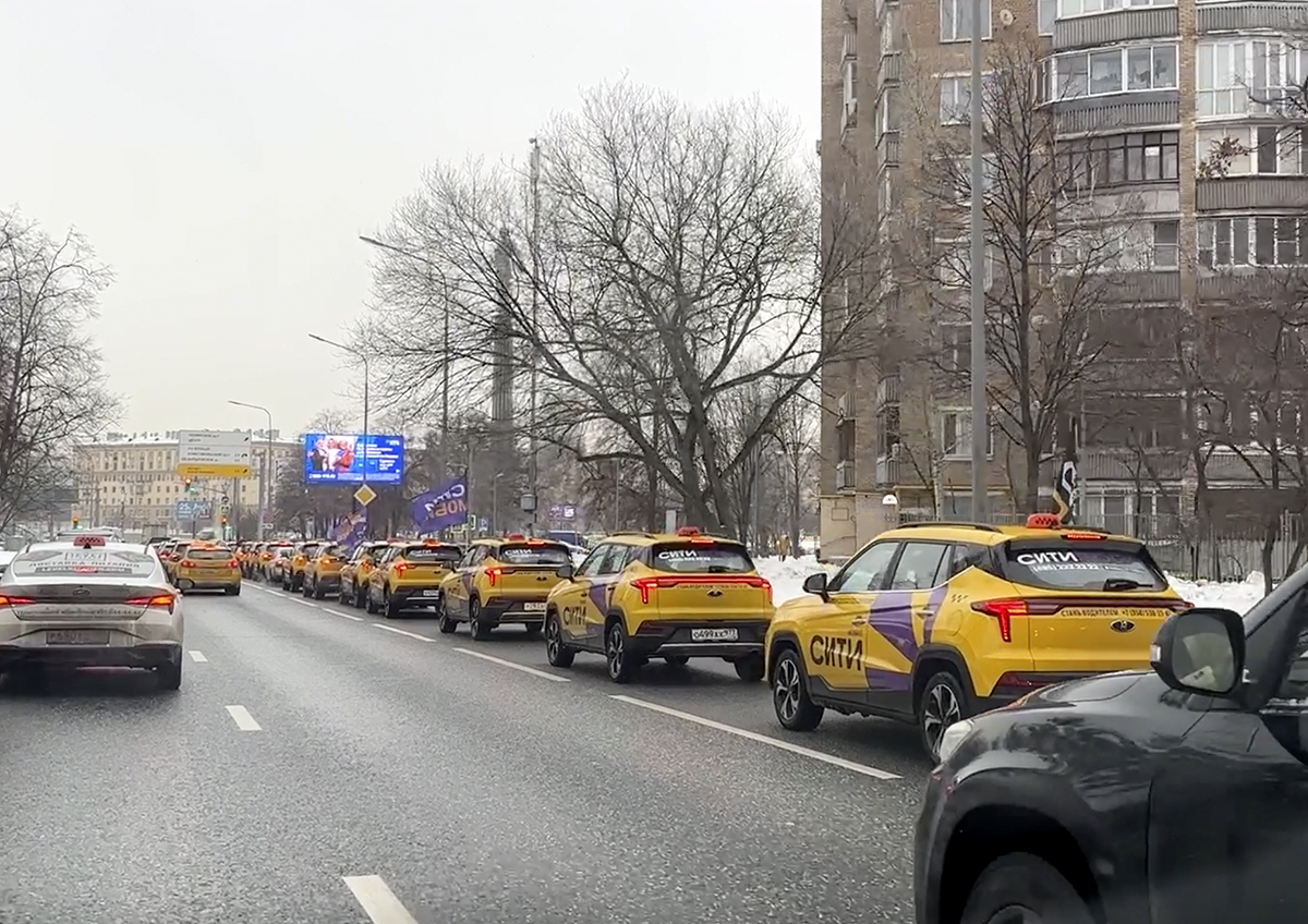 На юго-западе Москвы колонна такси затормозила трафик