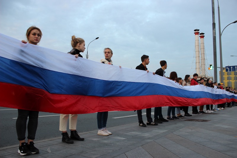 Защитники ТЭЦ «Трехгорная мануфактура» развернули российский флаг на берегу Москва-реки