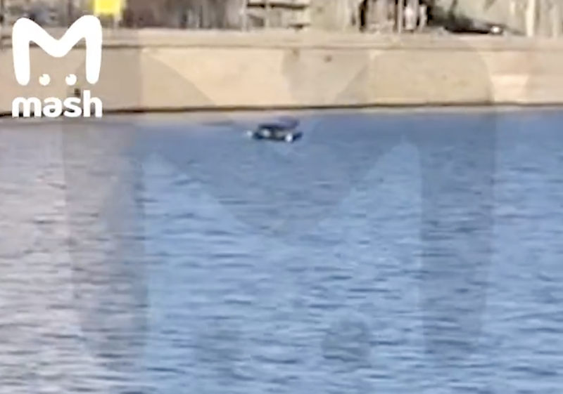 При падении машины в реку в центре Москвы погиб человек 
