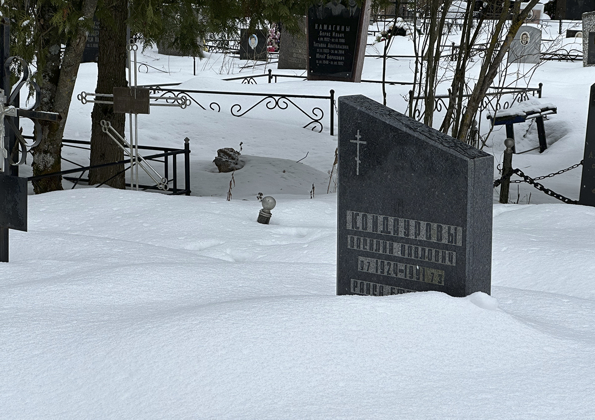 На подмосковных кладбищах приостановили установку надгробий