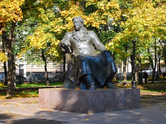 В Москве отреставрируют памятники Крылову, Энгельсу и Филатову 