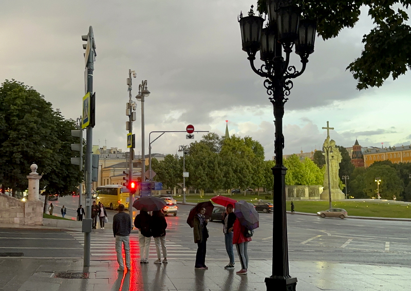 Под московские улицы. Дождь в Москве фото. Гроза в Москве. Дождь на севере Москвы.