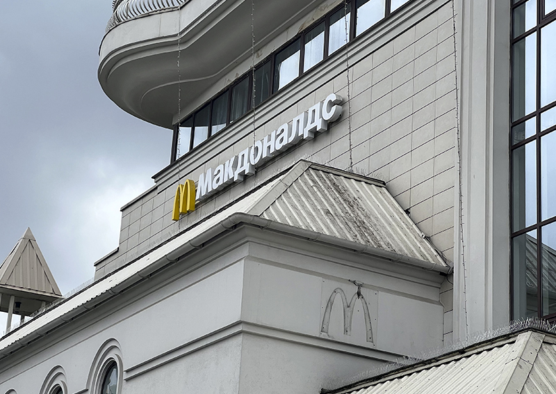 Россия прощается с мировыми брендами: символ Макдоналдс клоуна Рональда сравнили с Оно Стивена Кинга