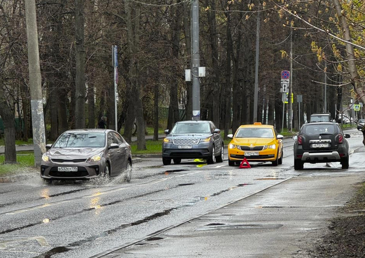 Два автомобиля в результате ДТП заблокировали дорогу на юго-западе Москвы