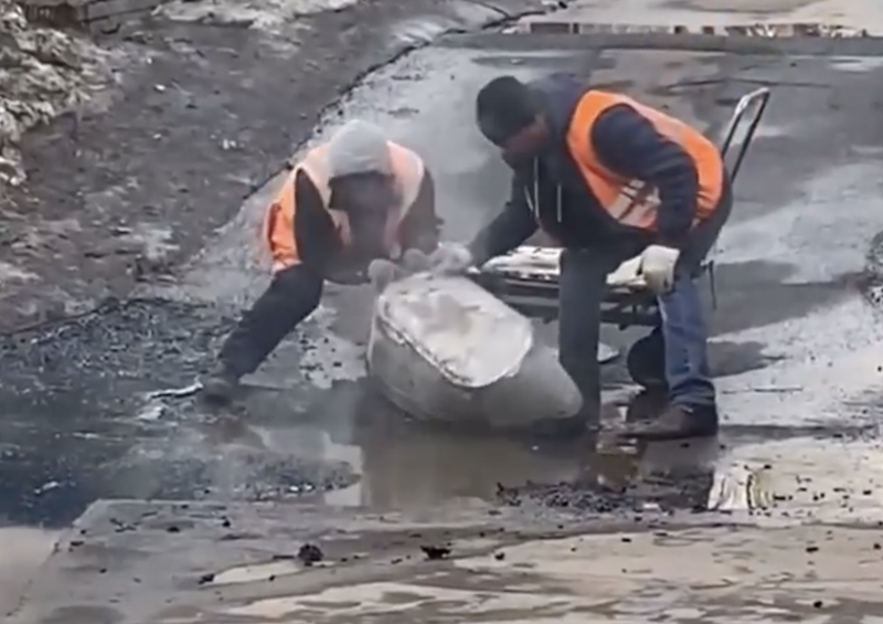 «Мы такой технологии укладки асфальта не знаем»: в МАДИ оценили ямочный ремонт в Москве