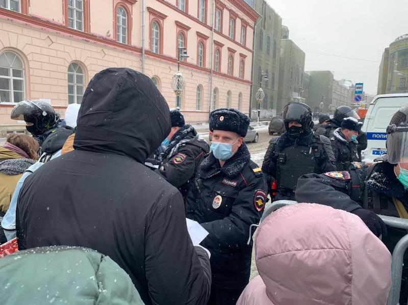 Журналисты сообщают о перекрытии Лубянской площади в Москве в связи с несанкционированными акциями 