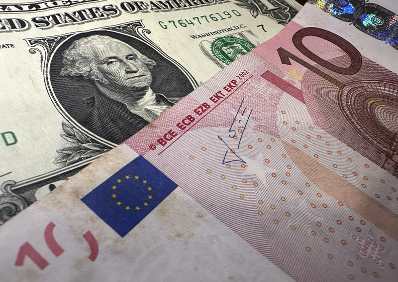 Как гонка между долларом и евро отразится на рубле