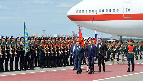Мун Чжэ Ин прибыл в Россию по приглашению Путина, встретился с депутатами Госдумы и собирается посетить ЧМ-2018