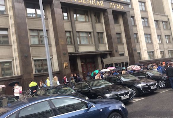 Митрохина, пикетирующего против реновации, задержали у здания Госдумы 