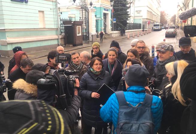 Столичные мундепы провели уличный брифинг у офиса Совета Европы в Москве
