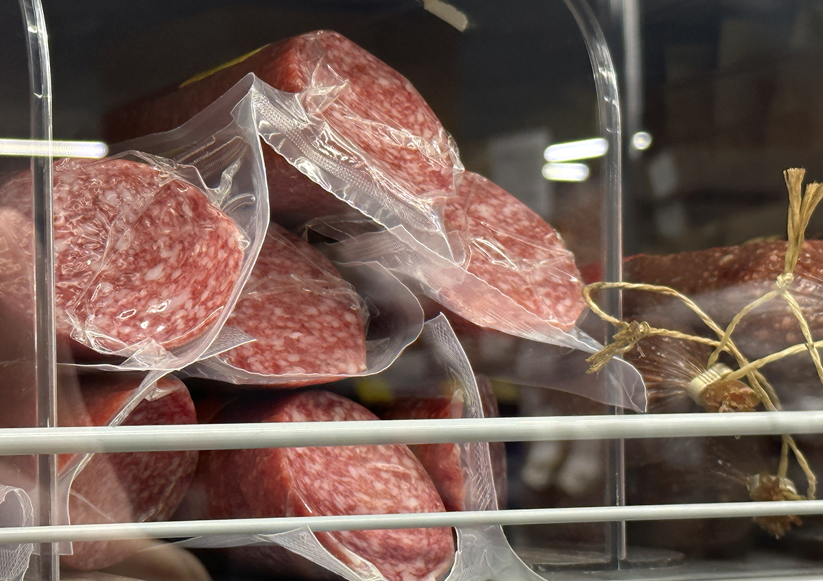 Эксперты оценили вероятность купить творог или колбасу с запрещённой добавкой