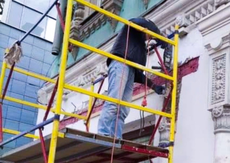 В центре Москвы рабочие уничтожили лепнину исторического здания, которому более 100 лет