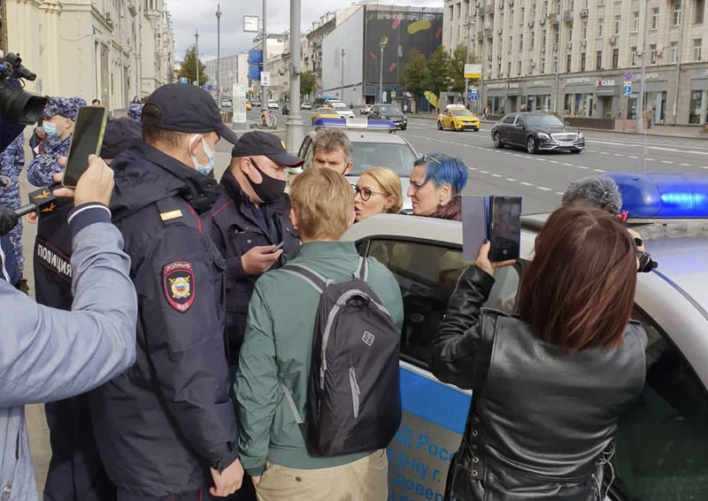 В Москве задержали волонтера, повесившую на здание мэрии послание Собянину 