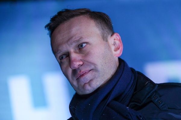 Навальный улетел в Южную Америку, но обещал вернуться