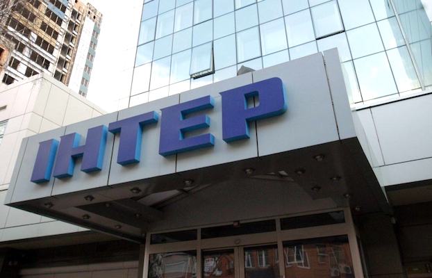 В Киеве радикалы заблокировали редакцию телеканала «Интер» за программу ко Дню Победы