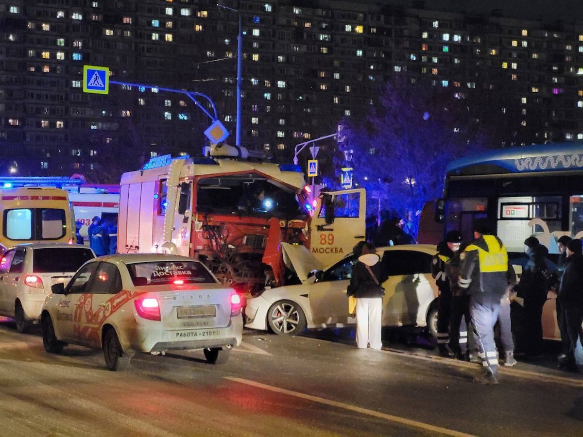 В ДТП на юге Москвы пострадали 10 человек