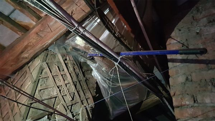 В Лефортово отремонтировали крышу при помощи полиэтилена и швабры